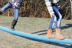 Kinder auf Seilspielgeräte SlackRope