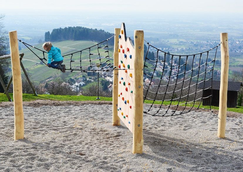 Mädchen auf Seilspielgerät Adlerhorst® „Bühl“