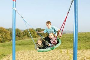 Kinder im HUCK Easy-Swing "Wabennest"