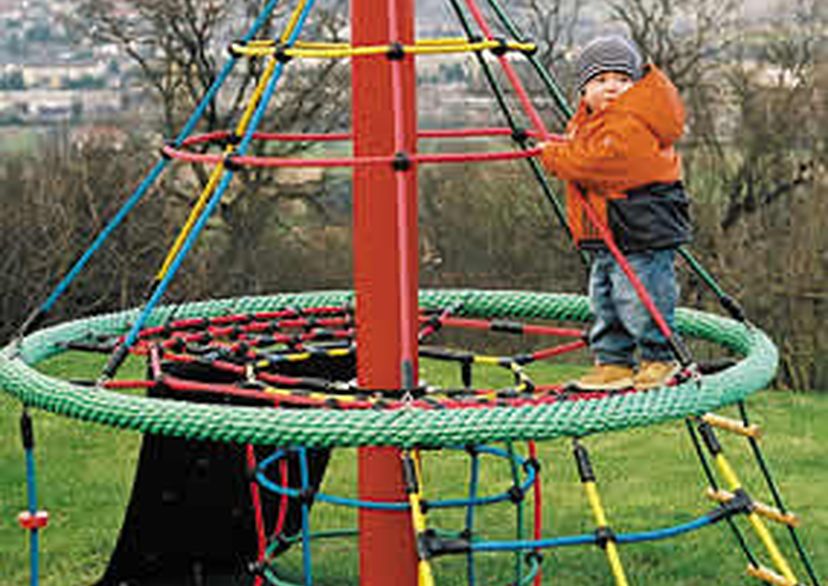 Kinder auf Seilspielgerät Wichtelbaum