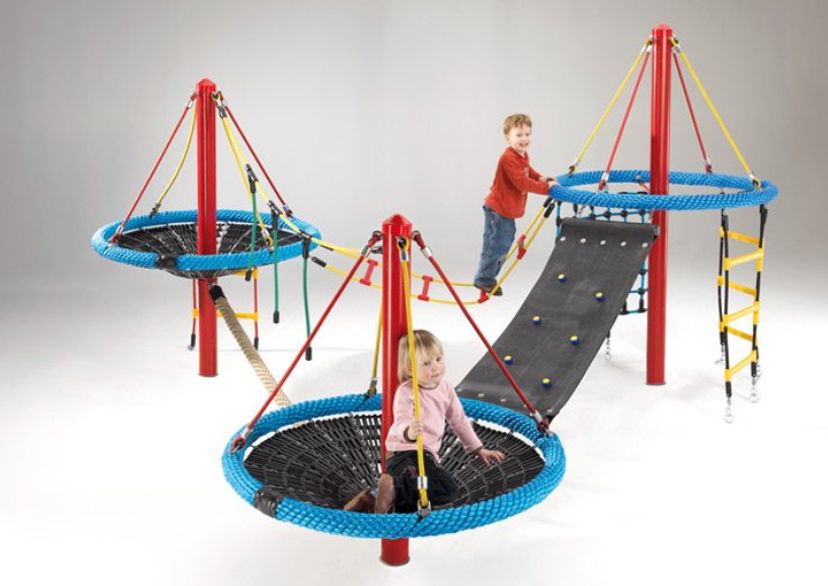 Kinder auf Seilspielgerät „Fortuna“-Parcours