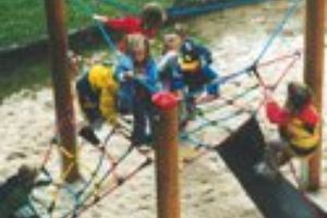 Kinder auf Seilspielgerät PIRATENBURG