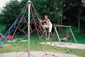 Kind auf HUCK Seilspielgerät Super-Climb, Midi
