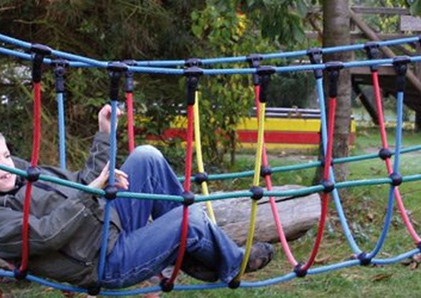 Junge auf Seilspielgerät FUN-Parcours 2010 „Kletterspiel Brücke“