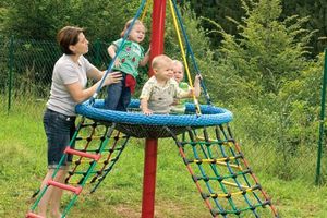 Mutter mit Kinder auf Seilspielgerät Vogelnestturm „Fortuna“ 