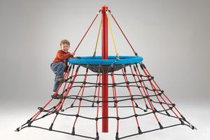 Kind auf Seilspielgerät Kletterstern