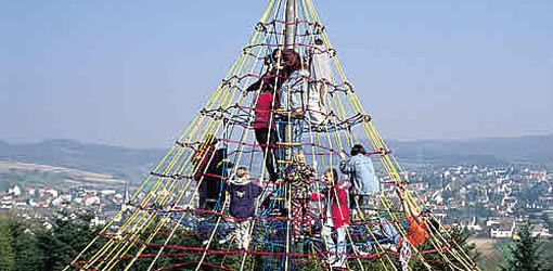 Kinder auf HUCK Seilnetzturm 1