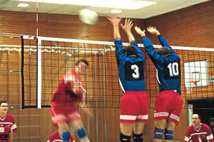Volleyball-Turniernetz aus Polypropylen 3 mm mit Kevlarseil und 6-Punkte-Aufhängung