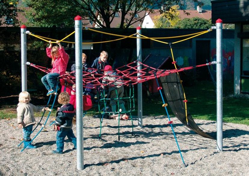 Kinder auf Seilspielgerät SKY CASTLE