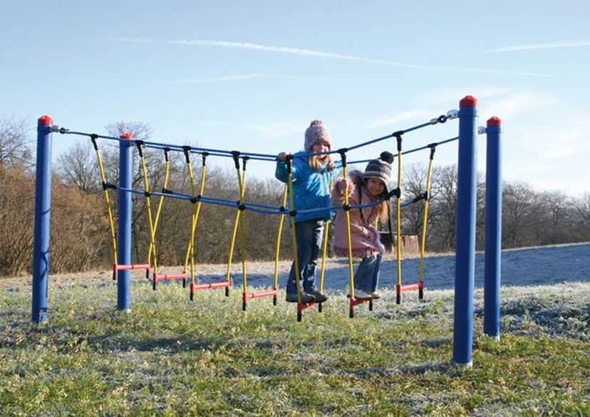 Kinder auf Seilspielgerät Abenteuerbrücke „Wackelsteg“