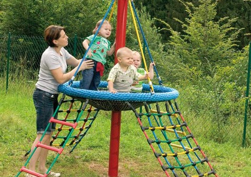 Mutter mit Kinder auf Seilspielgerät Vogelnestturm „Fortuna“ 