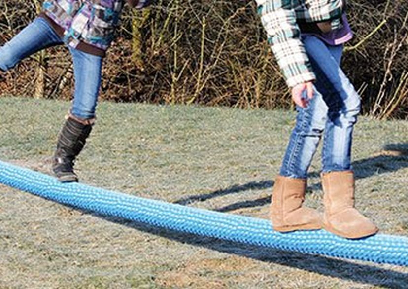 Kinder auf Seilspielgeräte SlackRope