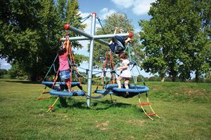 Kinder auf Seilspielgeräte Vogelnestbaum Mini 