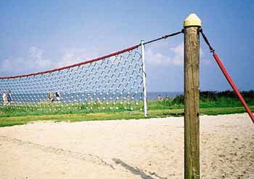 Volleyballnetz am Strand mit Standpfosten