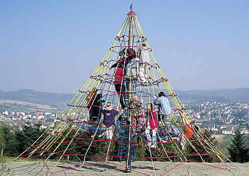 Kinder auf HUCK Seilnetzturm 1