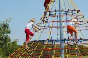 Kind auf HUCK Cheops-Pyramide Midi