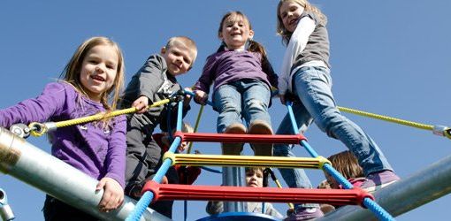 Kinder spielen auf Mini Piratenturm „Fortuna“ 