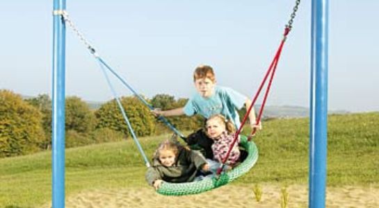 Kinder im HUCK Easy-Swing "Wabennest"
